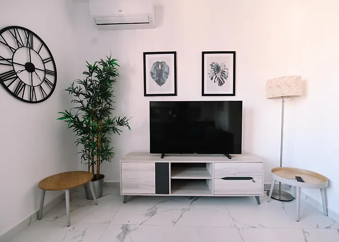 Bright 2 Bedroom Flat In Sliema!