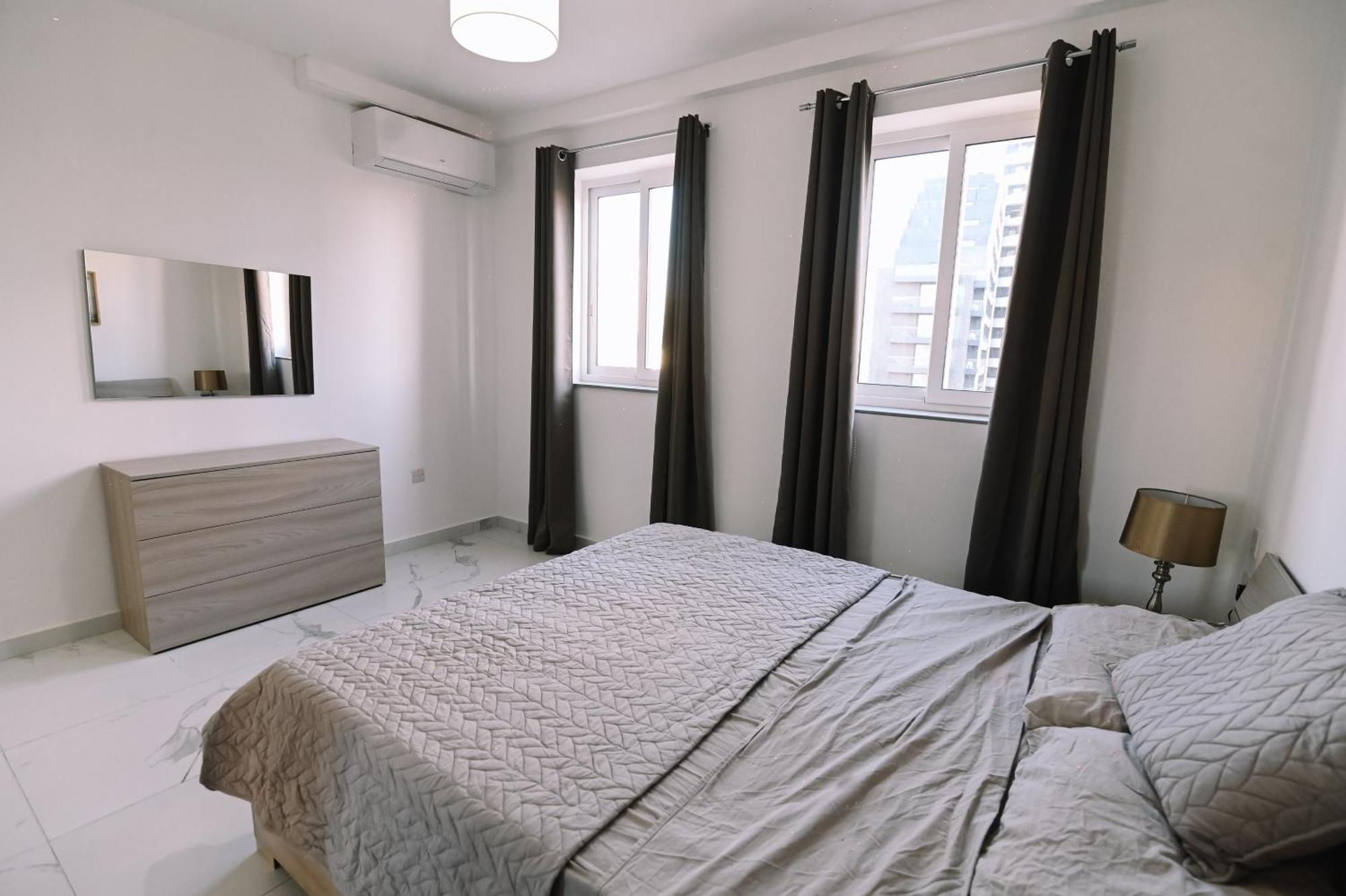 Bright 2 Bedroom Flat In Sliema! Apartament Sliema
