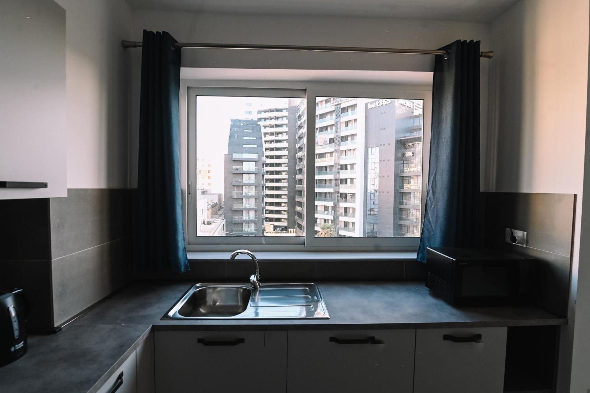 Bright 2 Bedroom Flat In Sliema!