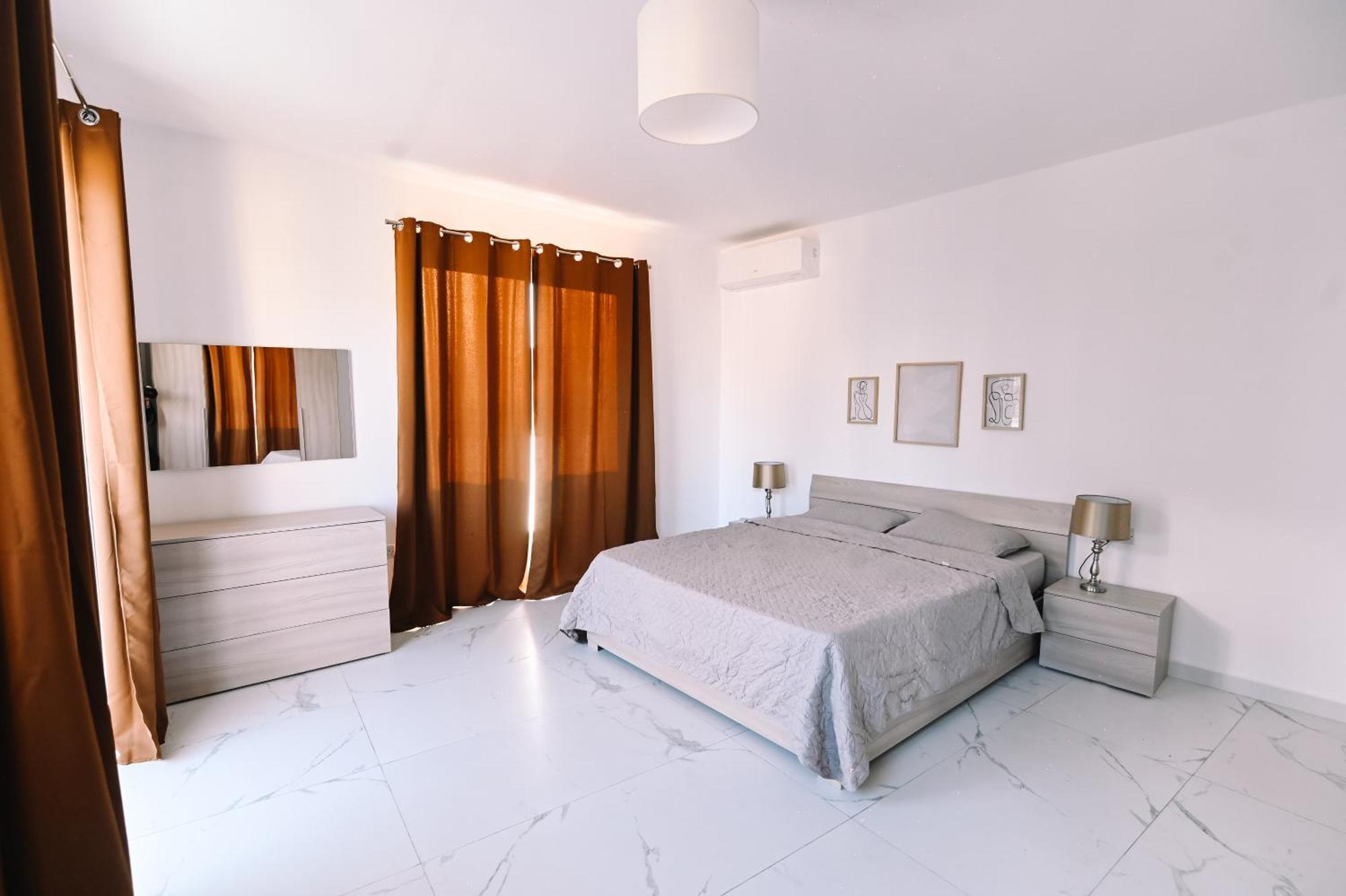 Bright 2 Bedroom Flat In Sliema! Apartament Sliema
